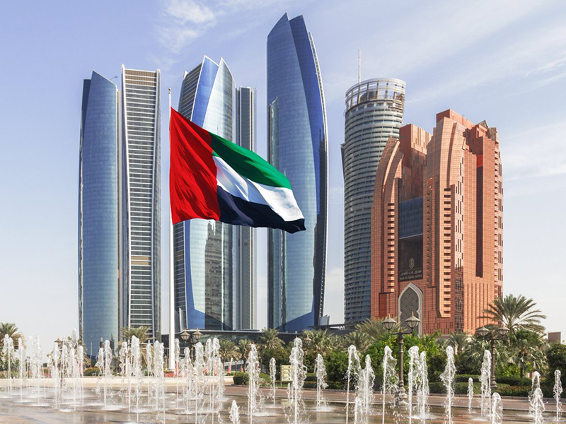 سماء الإمارات تتوهج بالألعاب النارية احتفالاً باليوم الوطني الـ 49